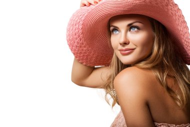 Pembe elbise ve şapka oturan kadın