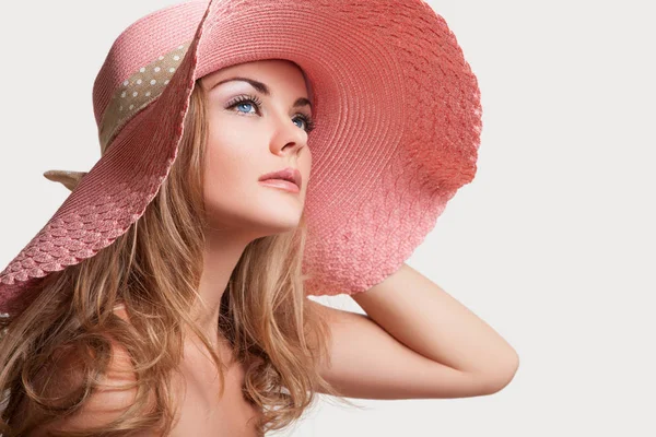 Mujer sentada en vestido rosa y sombrero —  Fotos de Stock