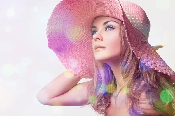 Donna seduta in abito rosa e cappello — Foto Stock