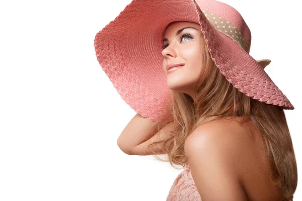 Pembe elbise ve şapka oturan kadın — Stok fotoğraf