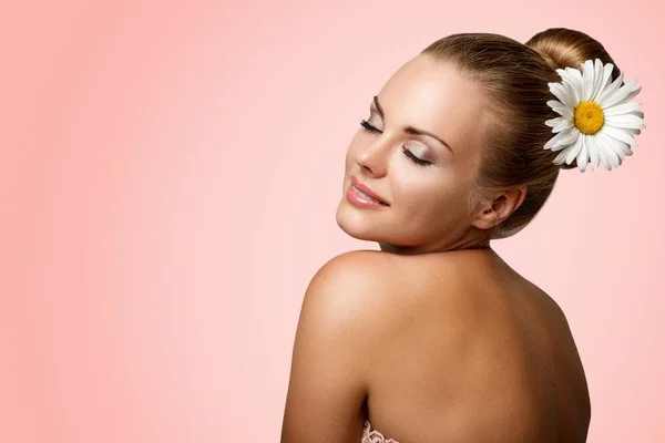 Gözleri kapalı güzel bir kadının portresi.