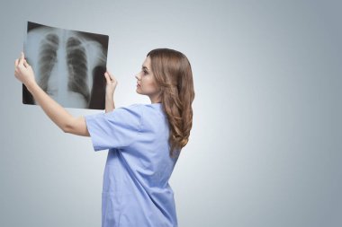 Doktor fluorography fotoğrafa bakarak