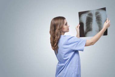 Doktor fluorography fotoğrafa bakarak