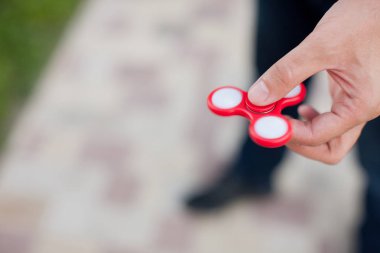 Adam tutarak küçük kırmızı değer değişimi