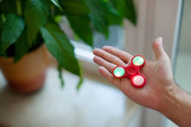 Adam tutarak küçük kırmızı değer değişimi