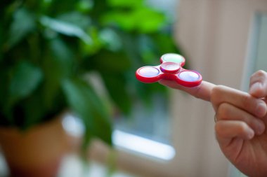 Adam tutarak küçük kırmızı değer değişimi