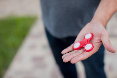 Adam tutarak küçük kırmızı değer değişimi