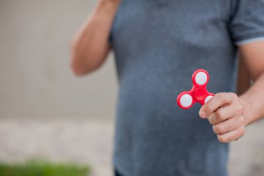 Adam tutarak küçük kırmızı değer değişimi