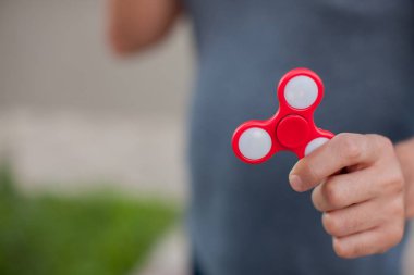 Adam tutarak küçük kırmızı değer değişimi