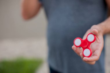 Adam tutarak küçük kırmızı değer değişimi