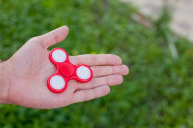 Adam tutarak küçük kırmızı değer değişimi