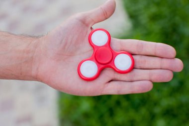 Adam tutarak küçük kırmızı değer değişimi