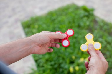 Adam tutarak iki spinners