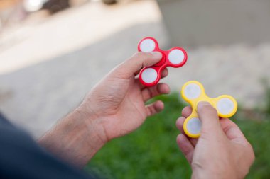 Adam tutarak iki spinners