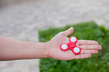 Adam tutarak küçük kırmızı değer değişimi