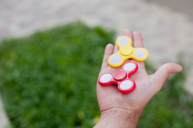 Adam tutarak iki spinners