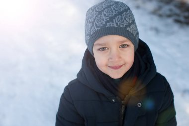 Küçük çocuk kış ormanda yürüyüş