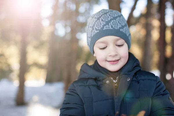 Liten pojke promenader i vinter skog — Stockfoto