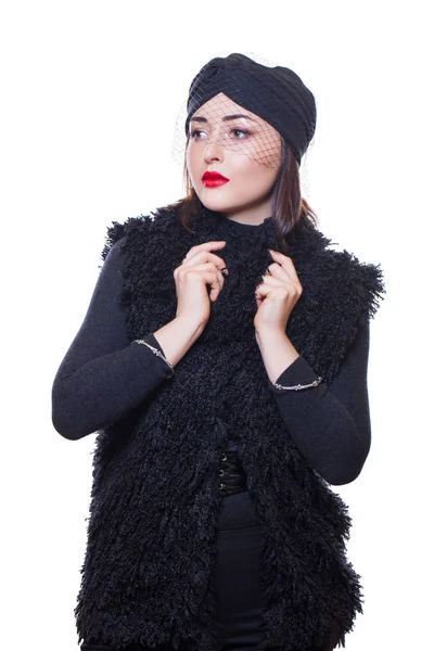 kadın siyah giysilerle poz