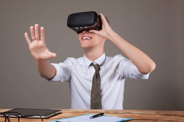 Sanal gerçeklik kulaklık ile bir şey izlemek adam