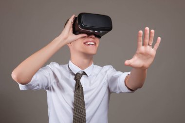 Sanal gerçeklik kulaklık ile bir şey izlemek adam