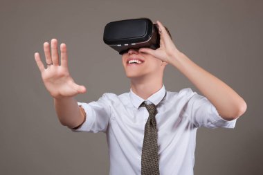 Sanal gerçeklik kulaklık ile bir şey izlemek adam