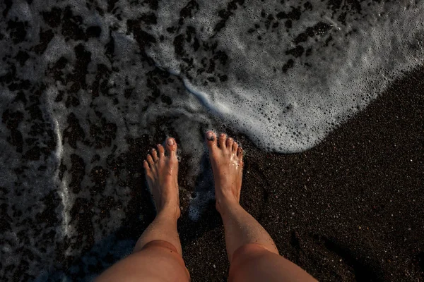 Deniz suyu içinde duran kadın