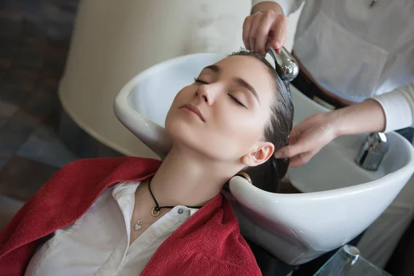 Saç için müşteri lavaboda yıkama Kuaför