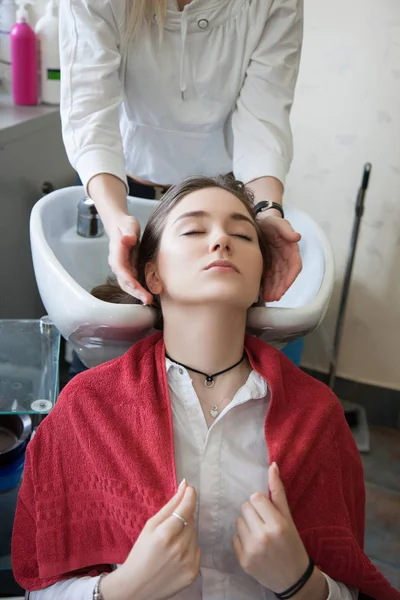 Перукарське миття волосся для клієнта в раковині — стокове фото