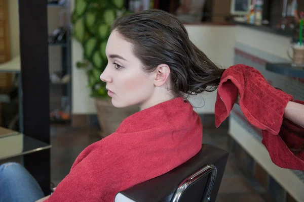 Kırmızı havlu ile saç kurutma Kuaför