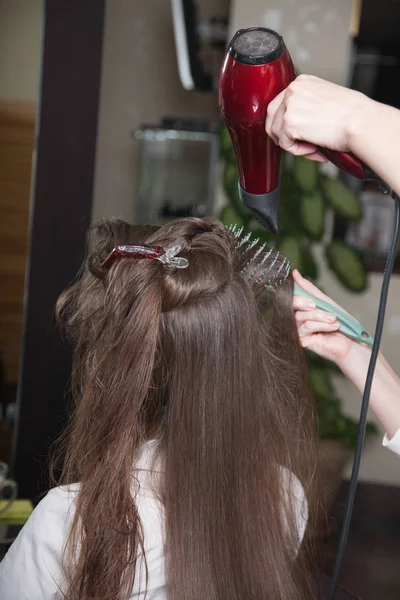 Cabeleireiro secagem cabelo para o cliente — Fotografia de Stock