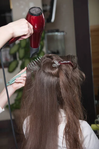 Парикмахерская сушка волос для клиентов — стоковое фото