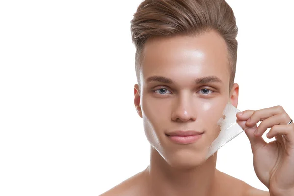 Adam yüz yüz maskesi kaldırma