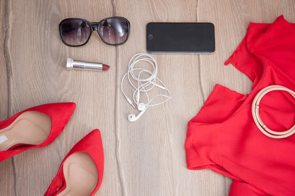 Giyim ve kozmetik ahşap yüzey üzerinde