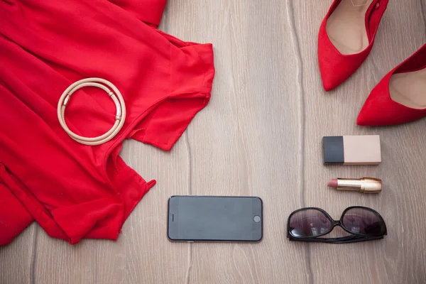 Giyim ve kozmetik ahşap yüzey üzerinde