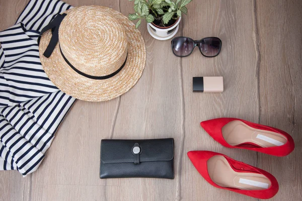 Giyim ve kozmetik ahşap yüzey üzerinde