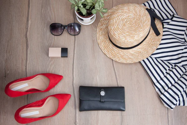 Giyim ve kozmetik ahşap yüzey üzerinde