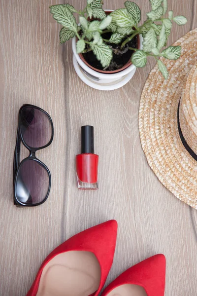 Giyim ve kozmetik ahşap yüzey üzerinde