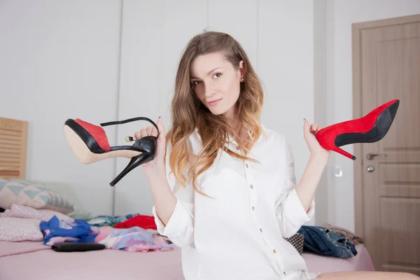 Mujer eligiendo un par de zapatos para usar — Foto de Stock