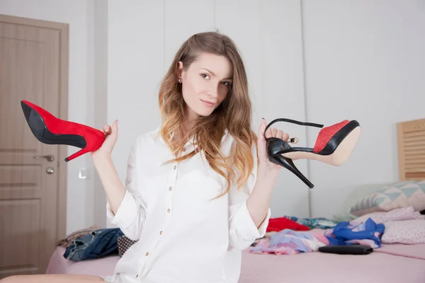 Mujer eligiendo un par de zapatos para usar — Foto de Stock