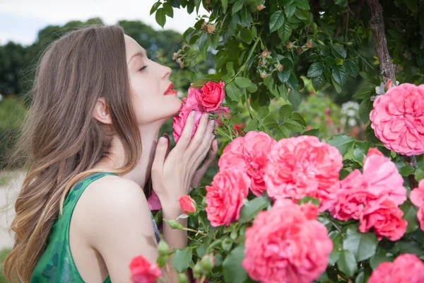 Kadın kırmızı gül koklamak