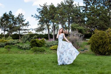 Yeşil park elbiseli duran kadın