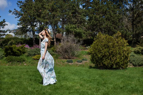 Yeşil park elbiseli duran kadın