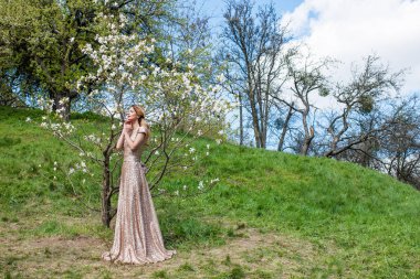 Çiçek açan ağaç yakın duran kadın