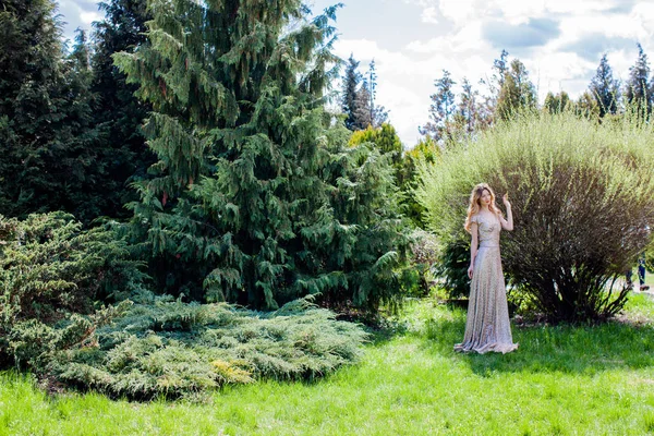 Çalılar ve Ladin arasında duran kadın