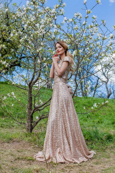 Çiçek açan ağaç yakın duran kadın