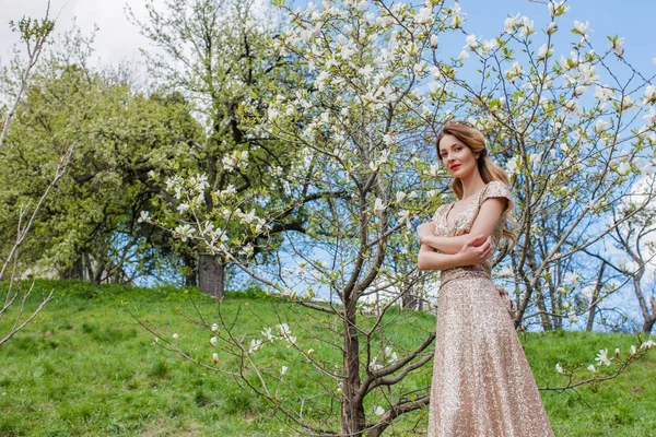 Žena stojící blízko Kvetoucí strom — Stock fotografie