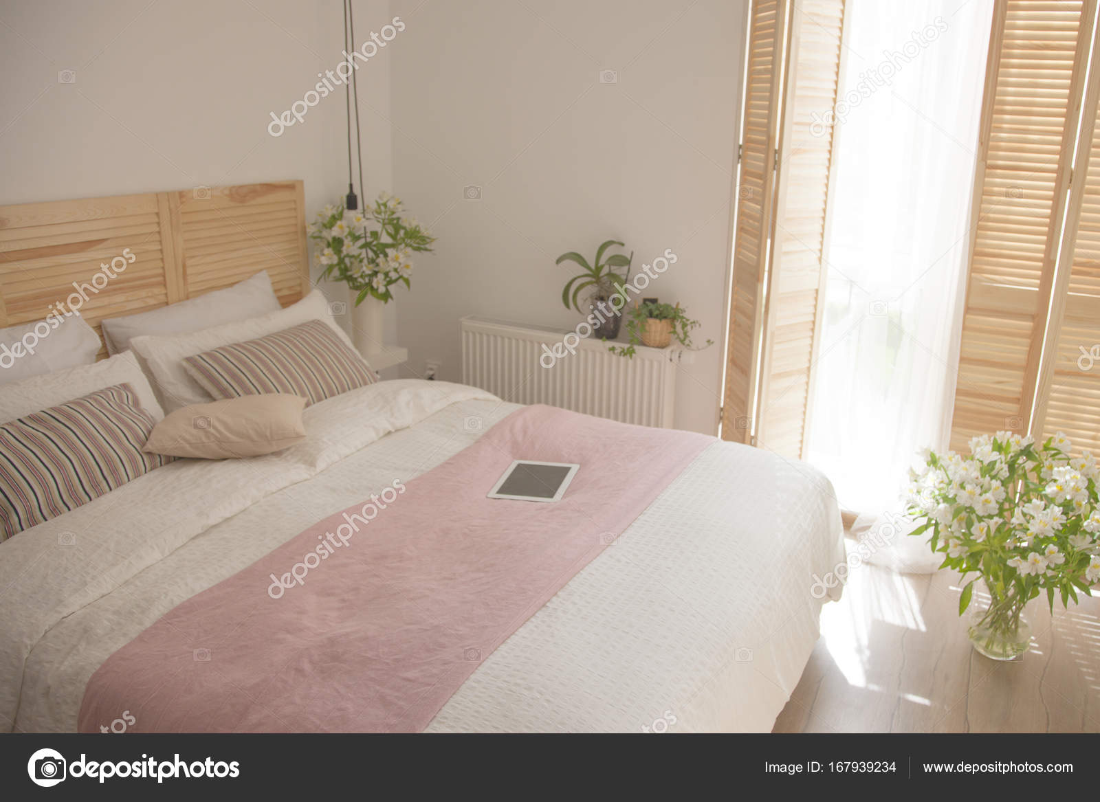 Interno della camera da letto in colori chiari — Foto Stock ... Interno della camera da letto in colori chiari — Foto Stock ...