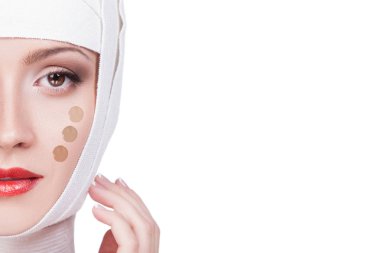 Başında beyaz bandaj kadında 