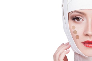 Başında beyaz bandaj kadında 